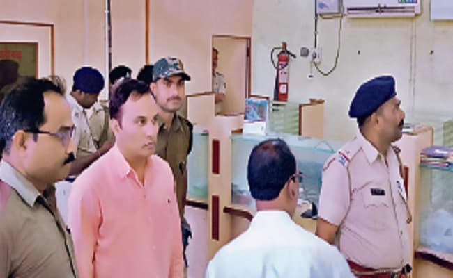 मैनेजर, कैशियर व ग्राहकों को बंधक बनाकर अपराधियों ने लूटा बैंक