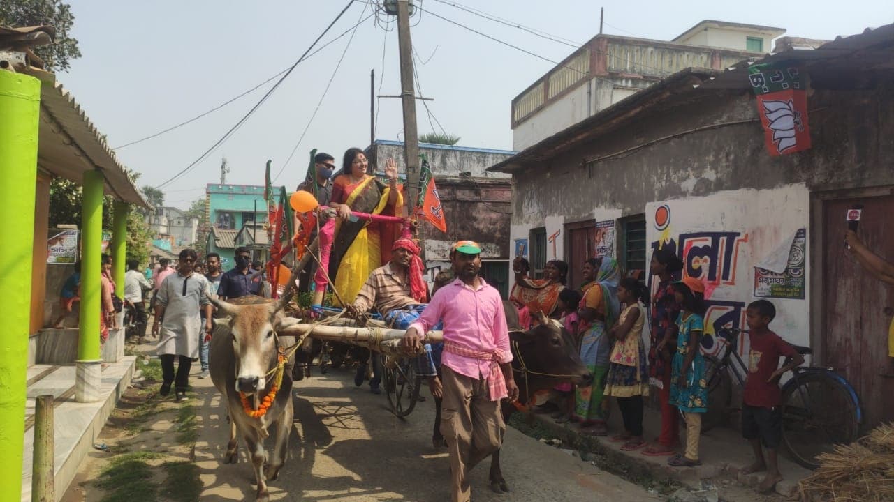 लॉकेट चटर्जी का ‘कौन दिशा में लेके चला रे वोटरवा’ मोमेंट, बैलगाड़ी के आसरे BJP की दिग्गज कैंडिडेट