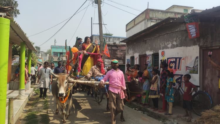 लॉकेट चटर्जी का ‘कौन दिशा में लेके चला रे वोटरवा’ मोमेंट, बैलगाड़ी के आसरे BJP की दिग्गज कैंडिडेट