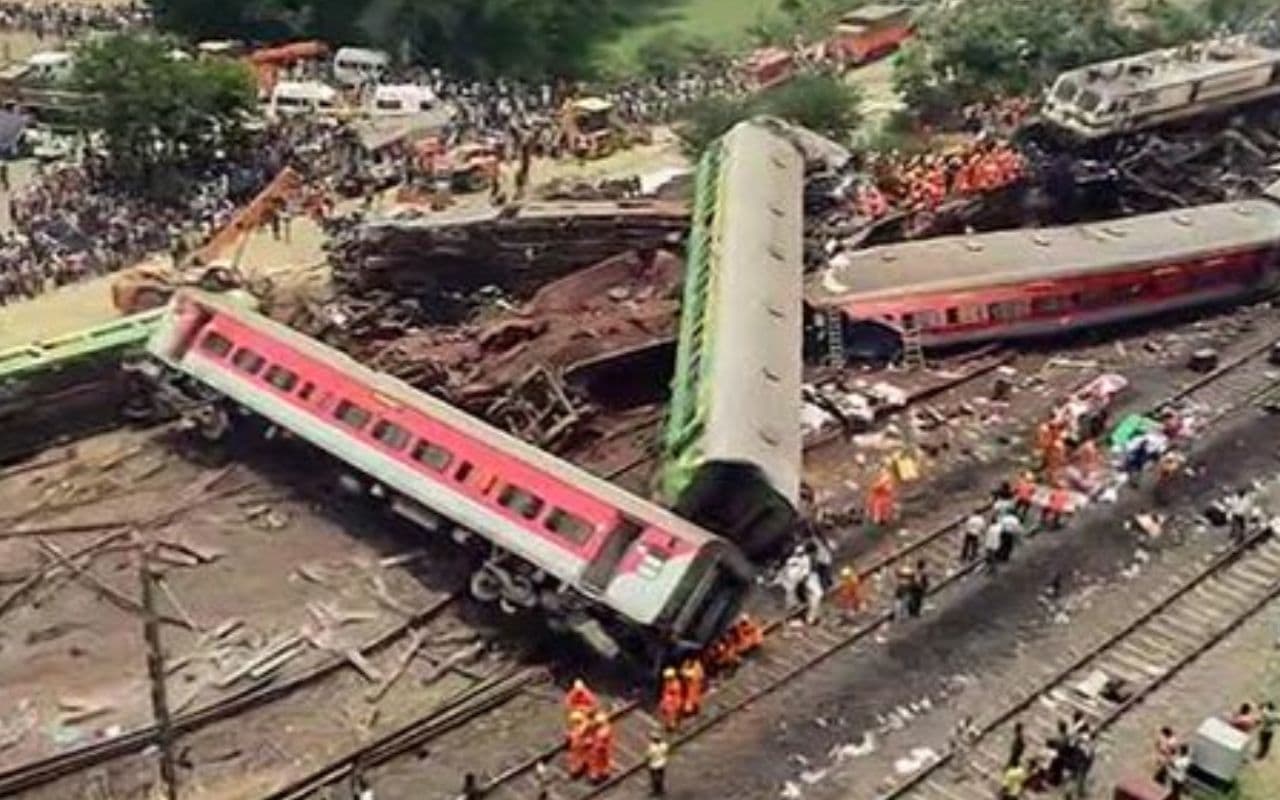 बालेश्वर रेल हादसे के 4 माह बाद 28 अज्ञात शवों का महिला स्वयंसेवकों ने किया सामूहिक अंतिम संस्कार