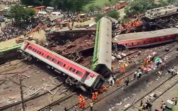 बालेश्वर रेल हादसे के 4 माह बाद 28 अज्ञात शवों का महिला स्वयंसेवकों ने किया सामूहिक अंतिम संस्कार