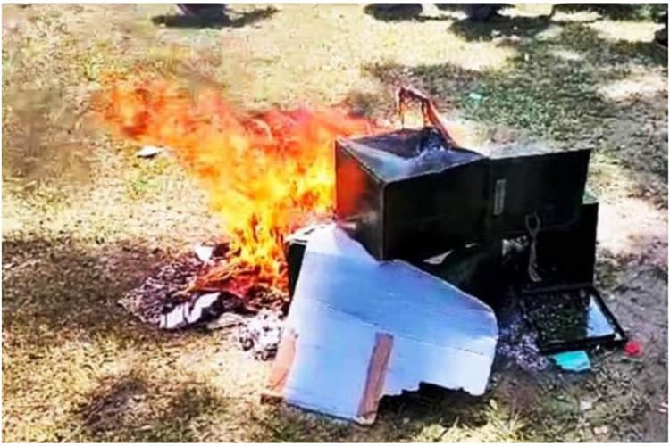 बैलेट पेपर आखिर सड़क पर क्यों ? न्यायाधीश अमृता सिंह ने जंगीपाड़ा बीडीओ को किया तलब