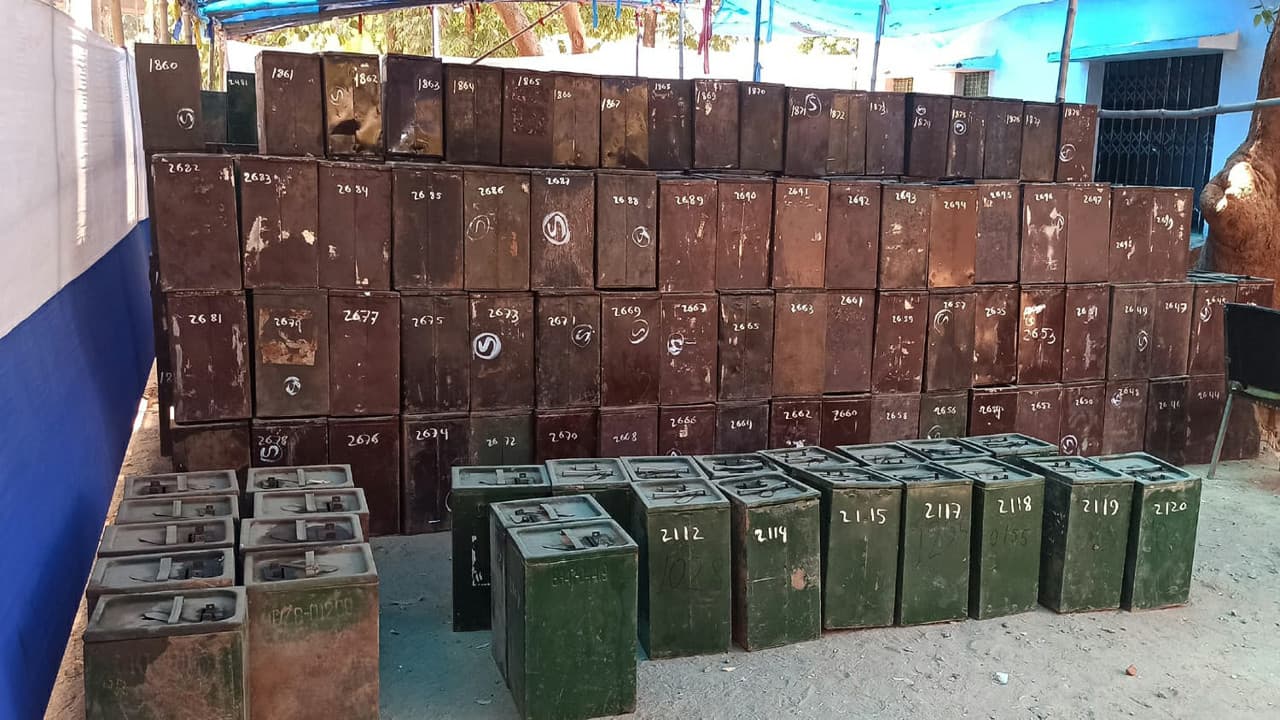 झारखंड पंचायत चुनाव : गुमला में क्षमता से अधिक बैलेट बॉक्स, जरूरत है 3894 की, मौजूद है 5613 मतपेटी झारखंड पंचायत चुनाव : गुमला में क्षमता से अधिक बैलेट बॉक्स, जरूरत है 3894 की, मौजूद है 5613 मतपेटी