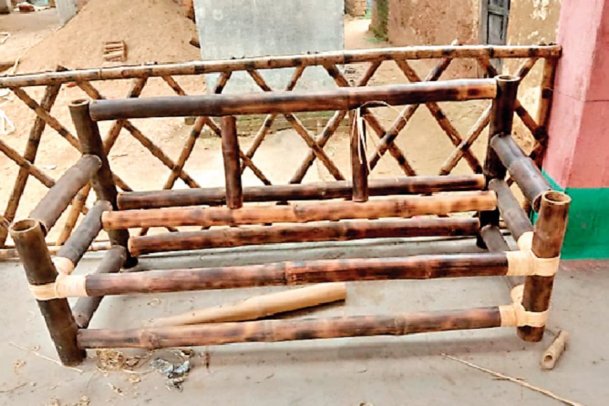 लोहरदगा में तुरी समुदाय की महिलाएं बांस से बना रहीं मोबाइल स्टैंड, सोफा व चूड़ी