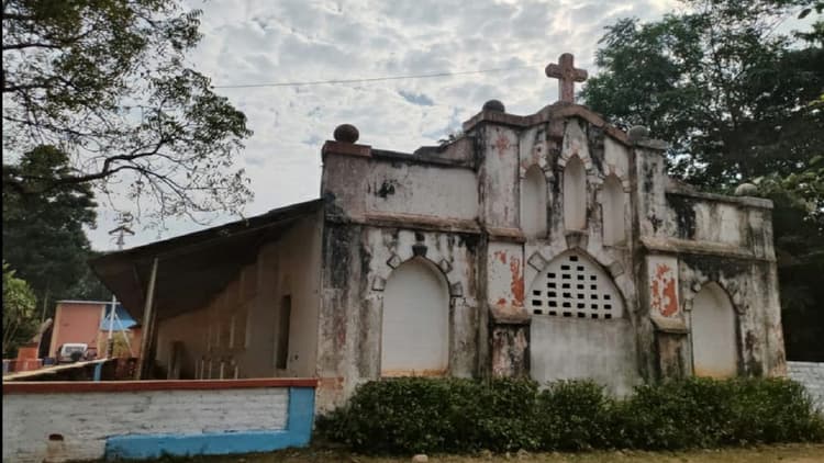 Christmas 2021: सफेद खच्चर पर सवार होकर 1930 में गुमला पहुंचे थे फादर डिकाइजर, ऐसे की थी बनारी चर्च की स्थापना