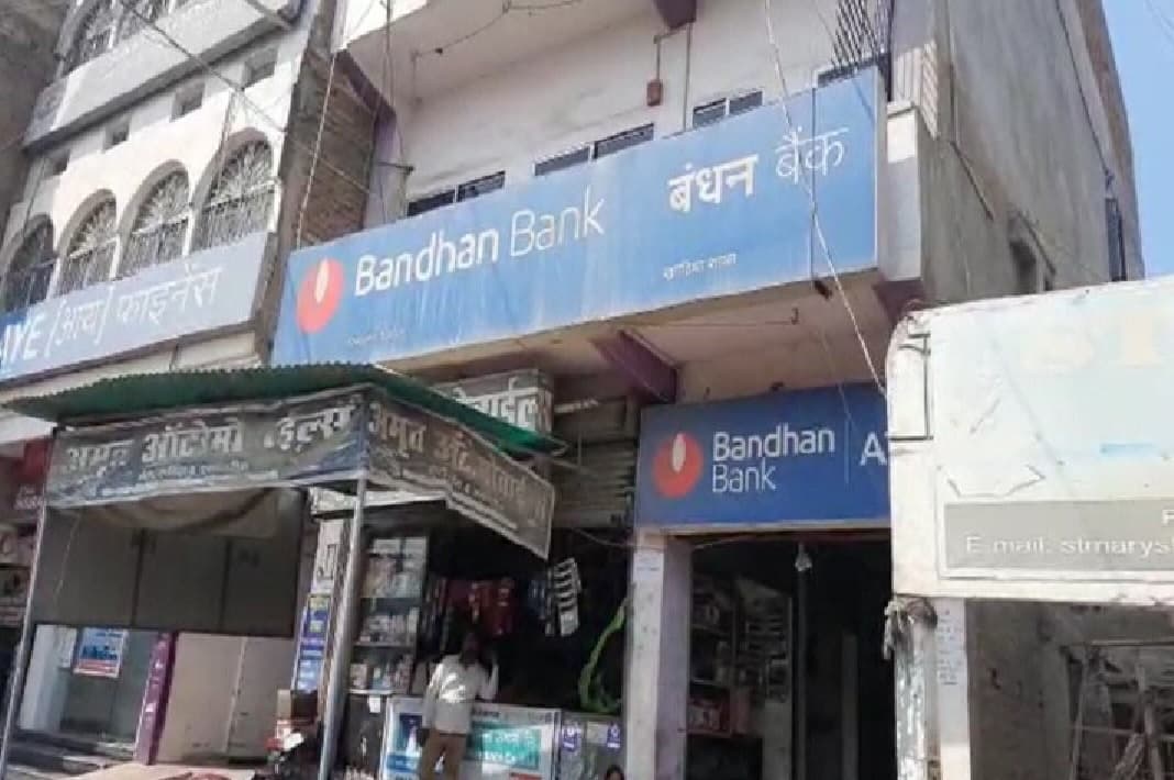 Bihar News: बक्सर में बैंक लूटकांड मामला, पुलिस ने 12 संदिग्धों को लिया हिरासत में