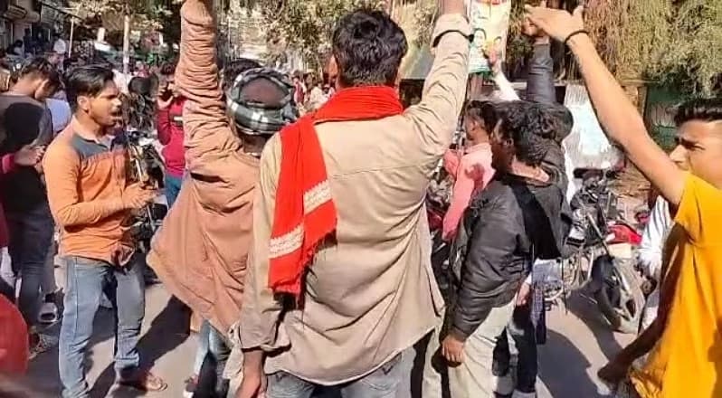 Uttar Pradesh: बांदा में विहिप-बजरंग दल के कार्यकर्ताओं ने मस्जिद में की तोड़फोड़, निर्माण कार्य रुकवाया, FIR