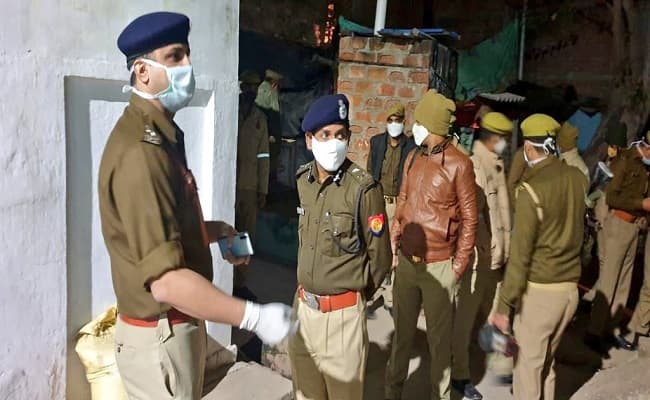 यूपी के बांदा में एक ही परिवार के तीन लोगों की पड़ोसियों ने बेरहमी से की हत्या, तीन गिरफ्तार