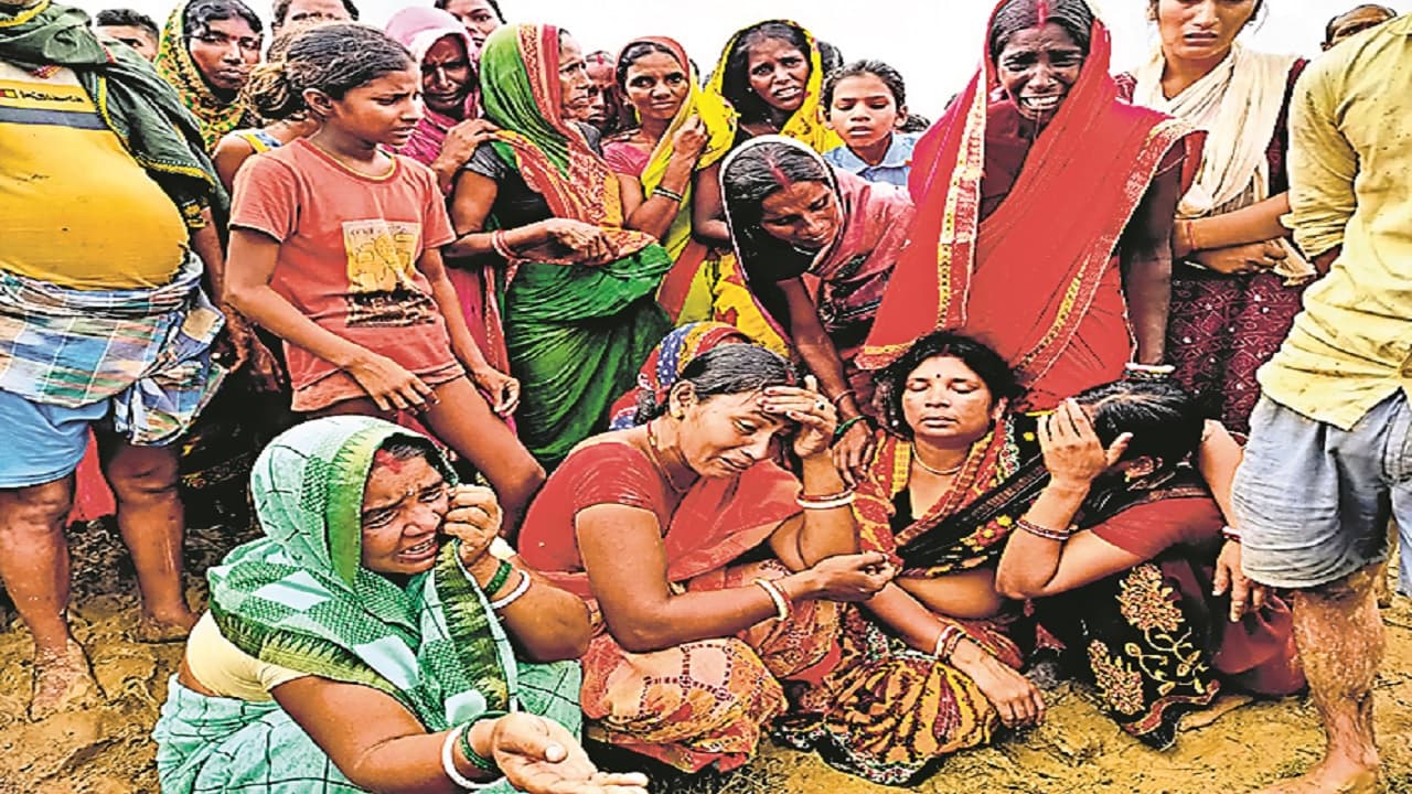 Bihar: बांका में प्रसव पीड़िता की बंध्याकरण के बाद मौत, डॉक्टर के रेफर करने पर परिजनों ने किया हंगामा Bihar: बांका में प्रसव पीड़िता की बंध्याकरण के बाद मौत, डॉक्टर के रेफर करने पर परिजनों ने किया हंगामा