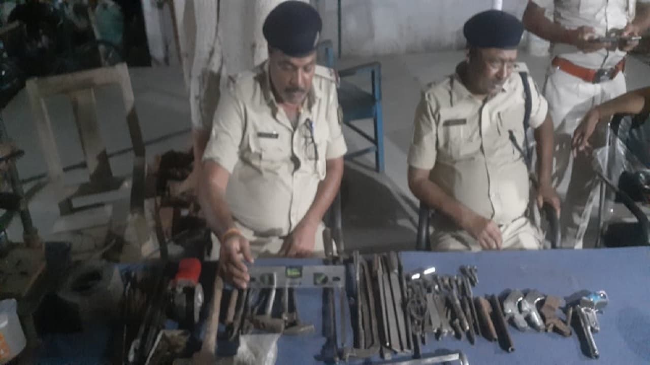 बिहार: बांका के गांव में मिनी गन फैक्ट्री का खुलासा, घर में बनाए जा रहे थे हथियार, एक गिरफ्तार