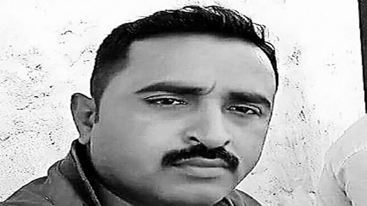 Bihar News: बांका में मुखिया पति को कनपटी में मारी गोली, हत्यारे बम पटककर हथियार लहराते हुए भागे Bihar News: बांका में मुखिया पति को कनपटी में मारी गोली, हत्यारे बम पटककर हथियार लहराते हुए भागे