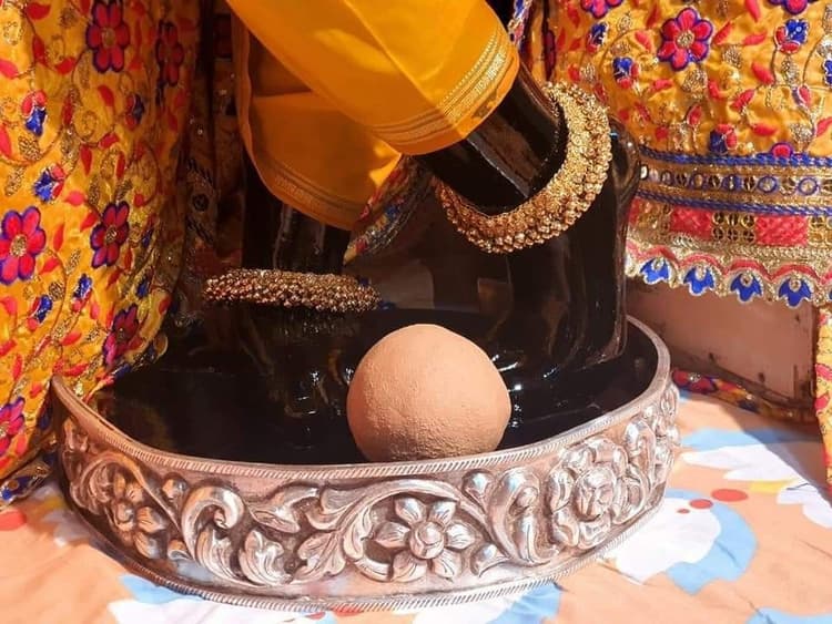 Akshaya Tritiya 2023: बांके बिहारी के आज होंगे चरण दर्शन, चूके तो एक साल बाद मिलेगा मौका, जानें परंपरा