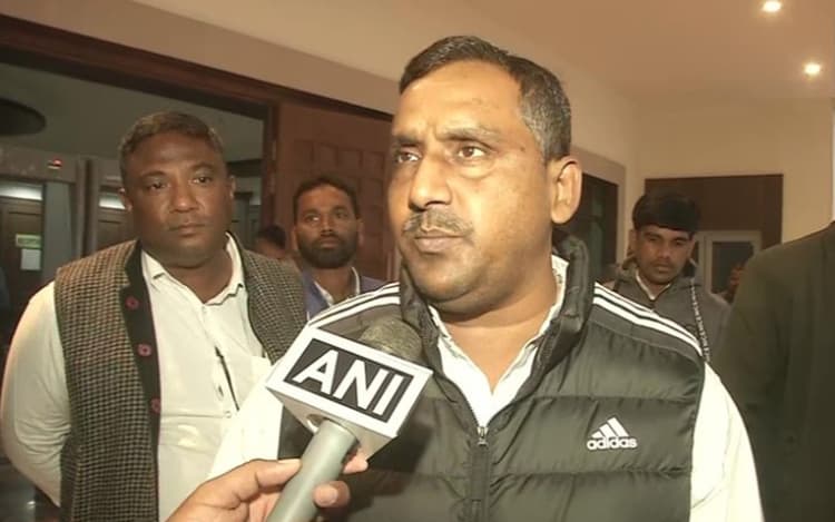 जमशेदपुर : इंटर में एडमिशन लेने का नहीं आया आदेश, शिक्षकों ने की मंत्री बन्ना गुप्ता से मुलाकात