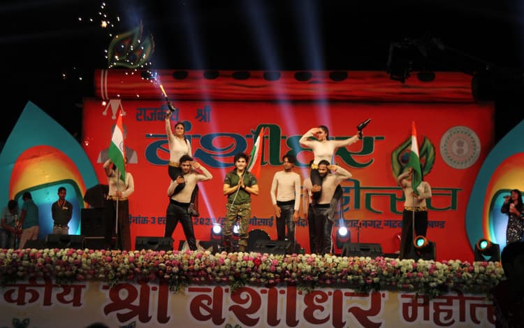 गढ़वा : बंशीधर महोत्सव में फिल्मी कलाकारों ने बिखेरा जलवा, दर्शकों की उमड़ी भीड़