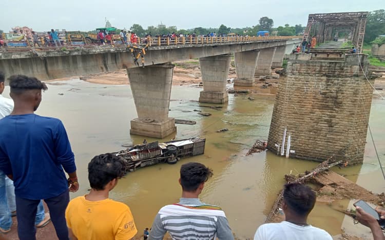 गिरिडीह बस हादसा : स्कूटर के इंश्योरेंस पेपर पर चल रही थी आउट ऑफ कंट्रोल बस, ले ली 4 लोगों की जान
