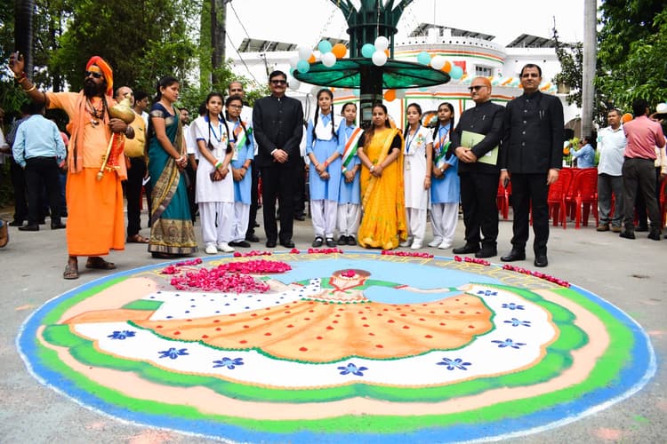 बरेली पुलिस ने रामगंगा नदी में बोट पर निकाली तिरंगा यात्रा, कमिश्नरी और कलेक्ट्रेट में फहराया गया तिरंगा