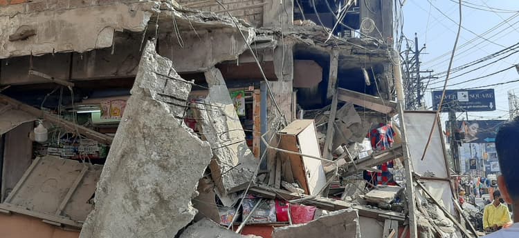 Bareilly News: बरेली में होटल ओबरॉय आनंद का गिरा लिंटर, इलाके में मची भगदड़, बड़ा हादसा टला