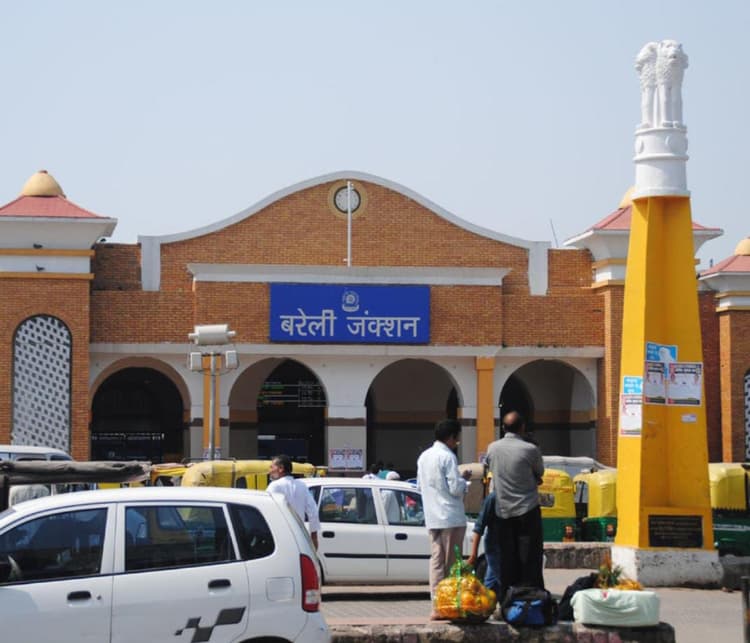 Bareilly: नए साल के जश्न में हवा हुई जहरीली, रात भर सड़कों पर दौड़े वाहन, शहर का AQI खराब स्थिति में...