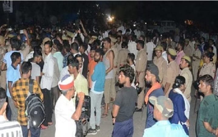 बरेली: छेड़छाड़ की शिकार छात्रा की मौत पर हंगामा, सड़क पर शव रखकर लगाया जाम, जहरीला पदार्थ देकर हत्या का आरोप