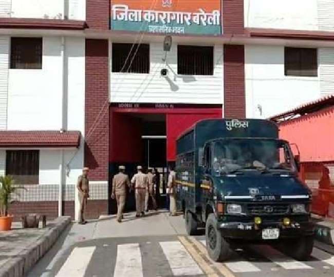 बरेली: निलंबित डिप्टी जेलर समेत 4 बंदी रक्षकों पर लटकी गिरफ्तारी की तलवार, जानें कहां तक पहुंची जांच… बरेली: निलंबित डिप्टी जेलर समेत 4 बंदी रक्षकों पर लटकी गिरफ्तारी की तलवार, जानें कहां तक पहुंची जांच…