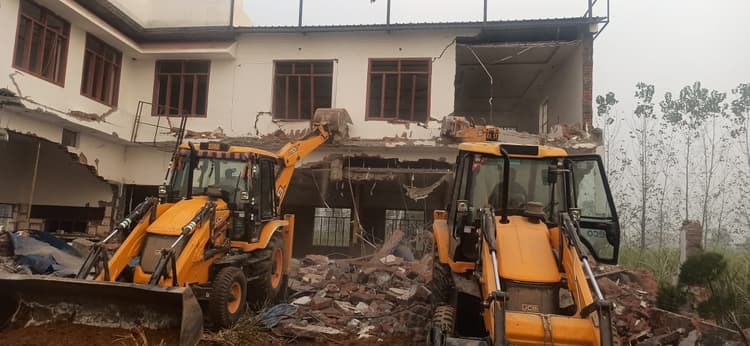 UP: बरेली में AIMIM प्रत्याशी के अवैध ढाबे पर चले BDA के बुलडोजर, 542 दिन का निर्माण 45 मिनट में ध्वस्त