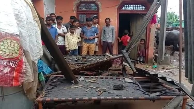 Agra News: घर के ऊपर गिरी आकाशीय बिजली, महिला सहित दो बच्चियां गंभीर रूप से झुलसे