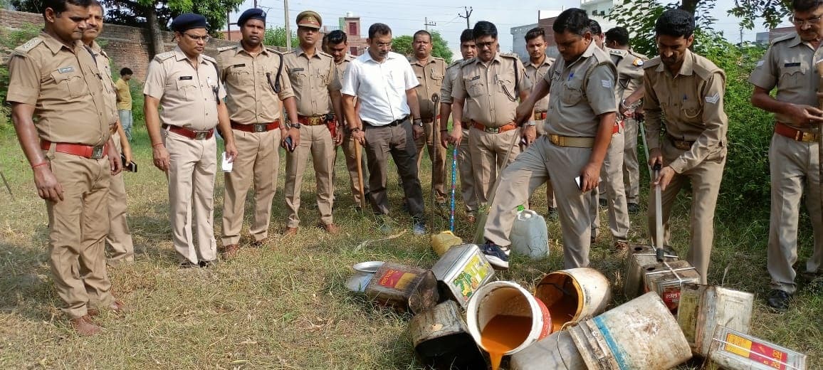 बरेली में कच्ची शराब के खिलाफ अभियान, सावन में 8 हजार किलो लहन, 300 लीटर शराब जब्त, फिर किया ये काम…