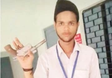 बरेली में सरस्वती विद्या मंदिर स्कूल में कट्टे के साथ संघ के युवा कार्यकर्ता का फोटो वायरल, जांच शुरू बरेली में सरस्वती विद्या मंदिर स्कूल में कट्टे के साथ संघ के युवा कार्यकर्ता का फोटो वायरल, जांच शुरू