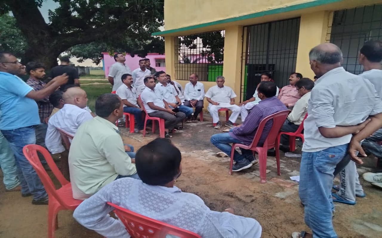Jharkhand News: कोल्ड स्टोरेज में ताला लगा देख भड़के बरही विधायक उमाशंकर अकेला, विरोध में धरने पर बैठे Jharkhand News: कोल्ड स्टोरेज में ताला लगा देख भड़के बरही विधायक उमाशंकर अकेला, विरोध में धरने पर बैठे