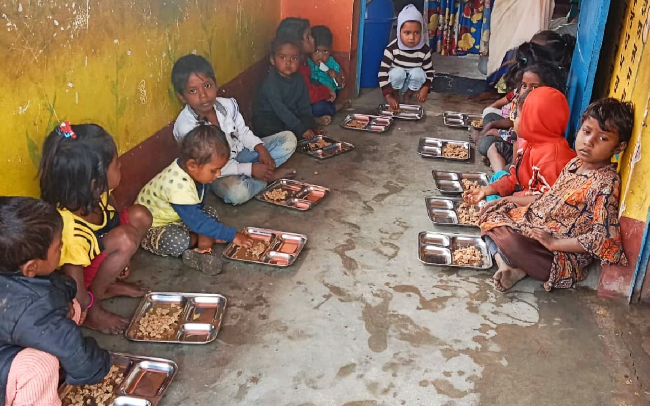 झारखंड में 5वीं कक्षा तक स्कूल बंद, कड़ाके की ठंड में ठिठुरते हुए नन्हे-मुन्ने पहुंच रहे आंगनबाड़ी केंद्र