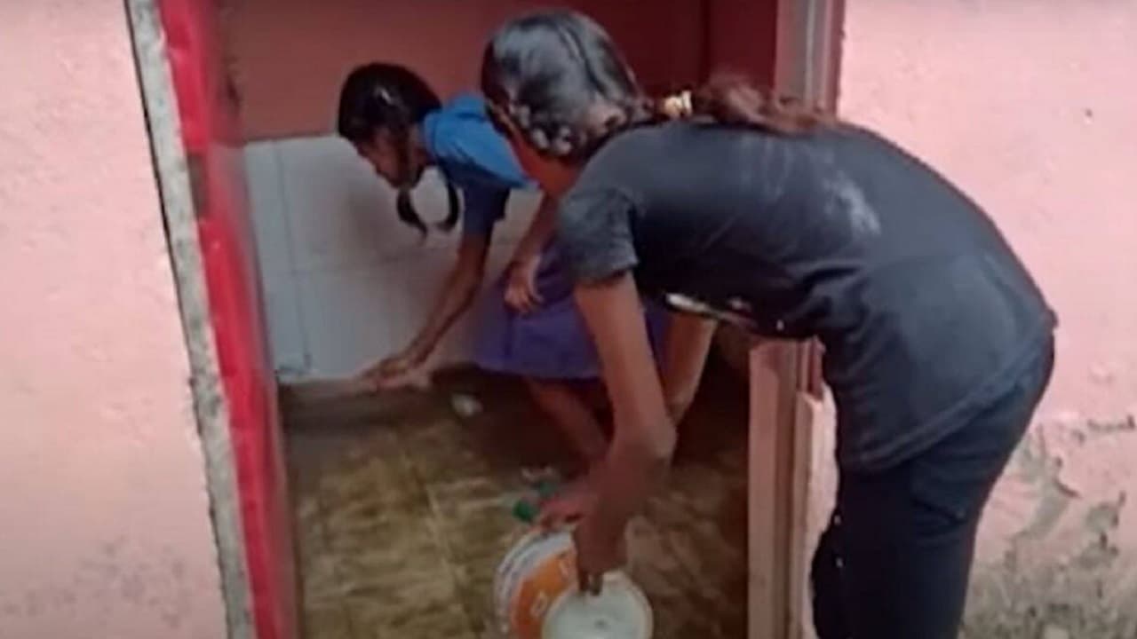 Bihar: आरा के सरकारी स्कूल के बच्चे साफ करते हैं टॉयलेट, सोशल मीडिया पर वीडियो हुआ वायरल, जाने पूरा मामला
