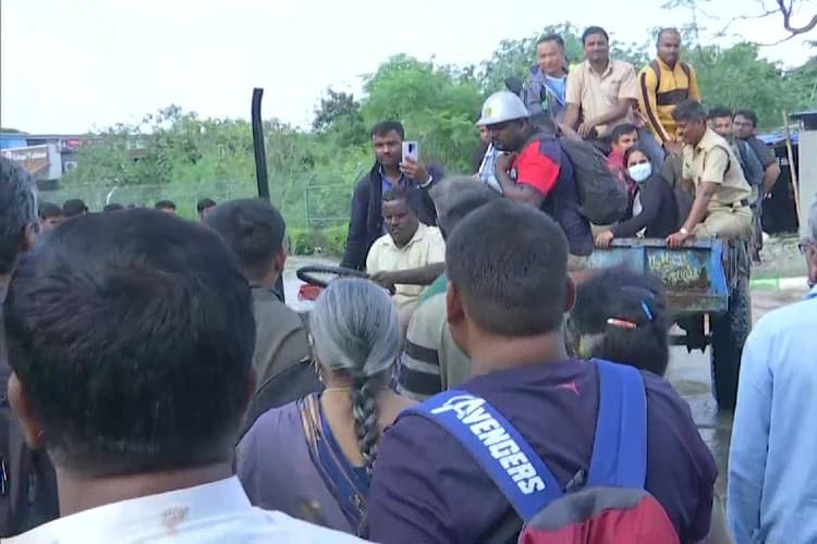 बेंगलुरु में जारी रहेगी आफत की बारिश, मौसम विभाग का अलर्ट, तस्वीरों में देखें अस्त-व्यस्त होती जिंदगी