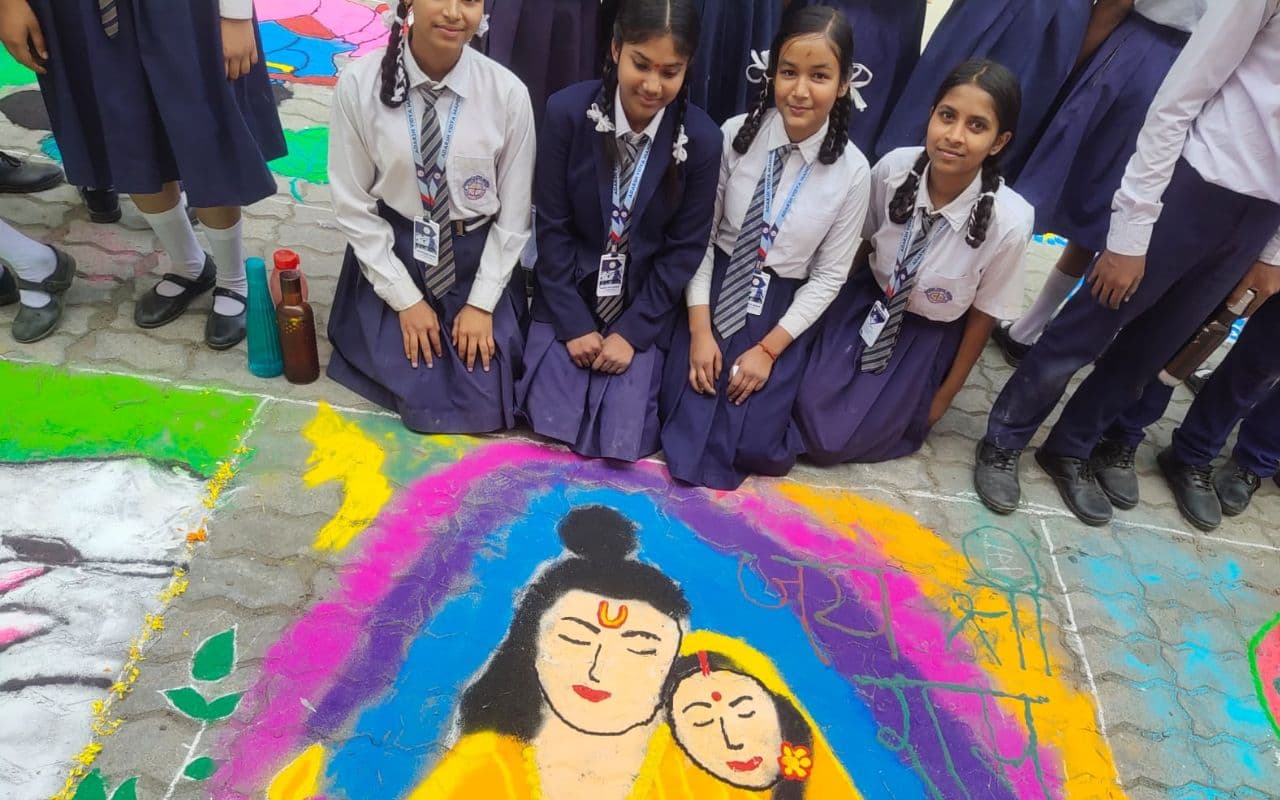 Rangoli Design: आदर्श विद्या मंदिर में रंगोली व दीया मेकिंग प्रतियोगिता में बच्चों ने दिखाई प्रतिभा
