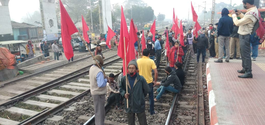 Bengal Bandh Update : छात्रों पर लाठीचार्ज, आंसू गैस के विरोध में बंगाल बंद, कचड़ापारा में रेल रोकी