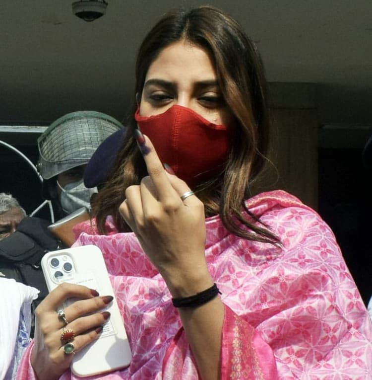 वोटिंग के बाद नुसरत जहां का ECI पर हमला, कहा- पीएम मोदी की रैली रद्द के बाद क्यों दिखा कोरोना?