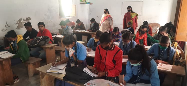 School Reopen News : बंगाल में 11 महीने बाद आज से खुले स्कूल, बंगाल बंद के कारण नहीं दिखी रौनक