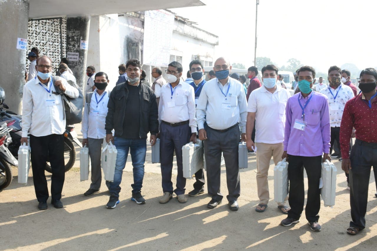 Jharkhand Assembly By-Election 2020 : बेरमो विधानसभा उपचुनाव कल, मतदान केंद्रों के लिए रवाना हुए मतदानकर्मी