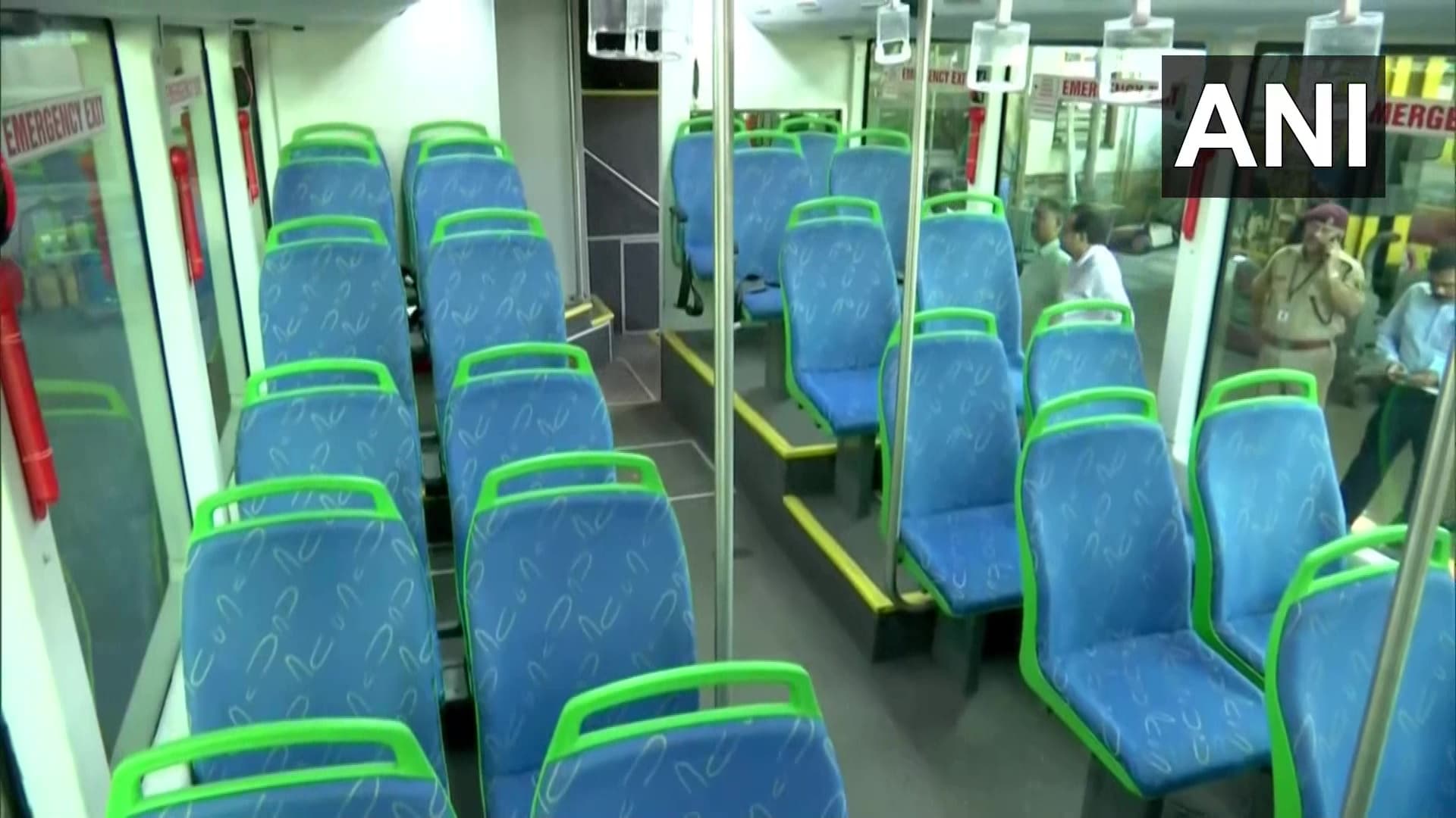 बेस्ट की बसों पर विज्ञापनों के कारण नहीं नजर आते रिफलेक्टिव टेप, विशेषज्ञों ने बताया खतरनाक.. पढ़ें रिपोर्ट