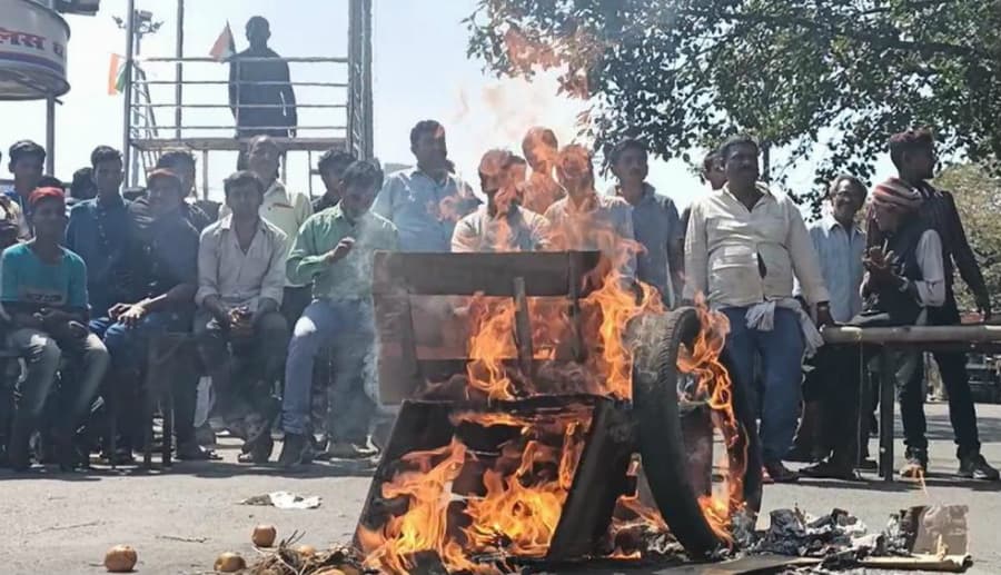 धनबाद : अतिक्रमण हटाओ अभियान का दुकानदारों ने किया विरोध, टायर जलाकर किया सड़क जाम