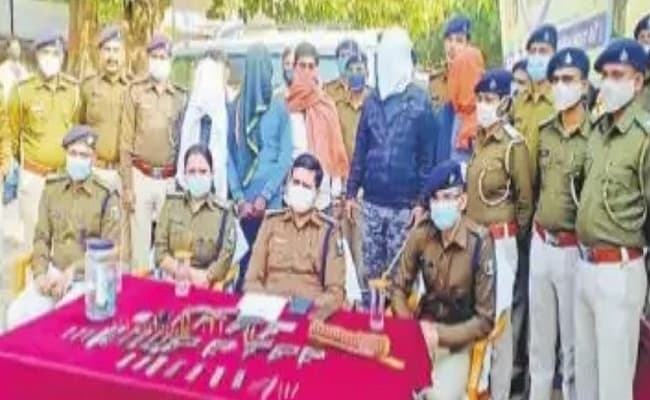 कुख्यात अपराधी के घर छापेमारी करने गई पुलिस दल पर बम से हमला, भारी मात्रा में हथियार बरामद, सहयोगी संग आरोपित गिरफ्तार