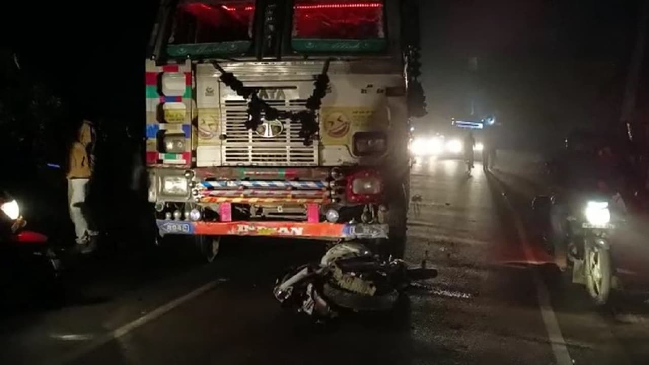 भागलपुर में भीषण सड़क हादसा, ट्रक के अंदर घुसा बाइक सवार, दो की मौत