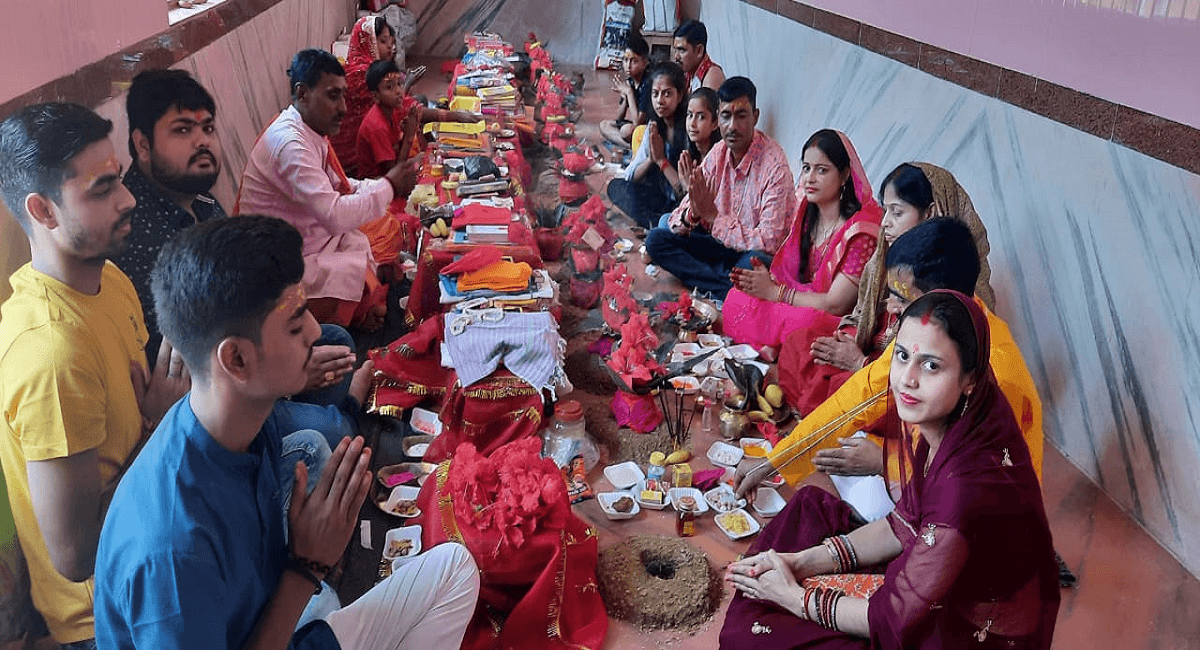 Durga Puja 2021 : नवरात्र पर मंत्रोच्चार से गूंज रहा भद्रकाली मंदिर, विशेष शृंगार कर मां की कर रहे पूजा