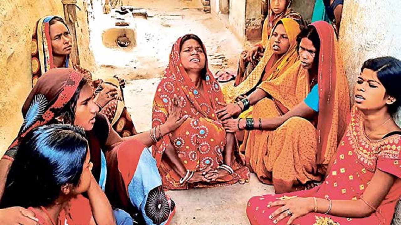 बिहार: शराब धंधेबाजों के घर में 3 दरवाजों का रहस्य कर देगा हैरान, अपने घर से पड़ोस के घर में भी जाना आसान