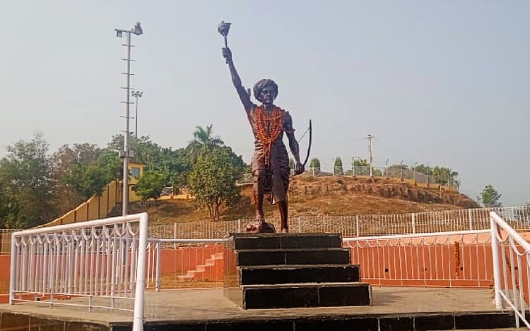 ललपनिया में भगवान बिरसा मुंडा से लेकर महात्मा गांधी, बाबा साहेब आंबेडकर और अन्य महापुरुषों के करें दर्शन