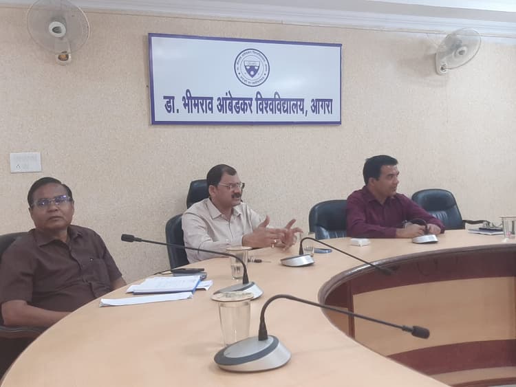 आगरा यूनिवर्सिटी की विधि परीक्षा में मोबाइल लेकर पहुंची छात्रा, पेपर की फोटो लीक करने पर गिरफ्तार