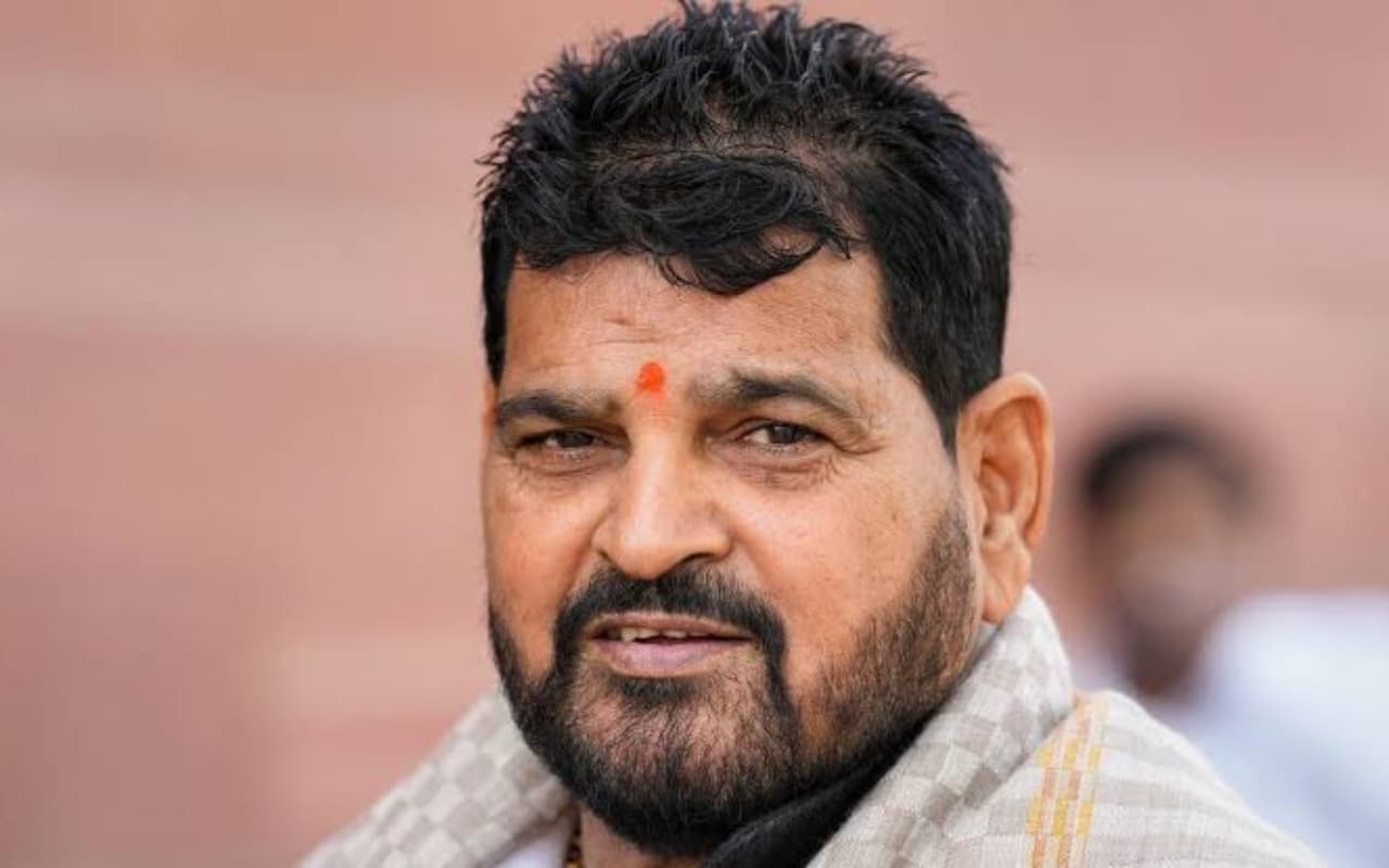 गोंडा: भाजपा सांसद बृजभूषण शरण सिंह के कार्यक्रम में बवाल, सेल्फी लेने को लेकर भिड़े समर्थकों ने किया पथराव