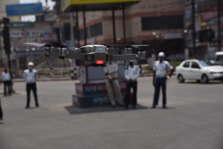 कोरोना : राजधानी पटना में ड्रोन करा रहा है लोगों से लॉकडाउन का पालन