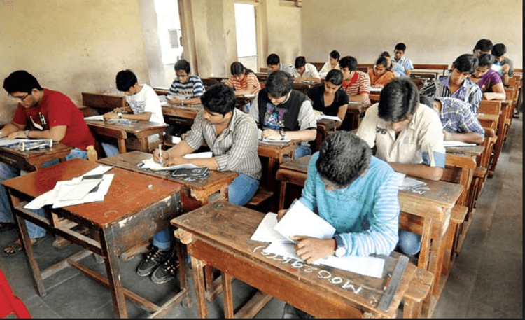 BSEB Bihar Board Exam: बिहार में मैट्रिक परीक्षा सेंटर पर तैनात कर्मी मना रहे छुट्टी, ड्यूटी करते धराये फर्जी कर्मी