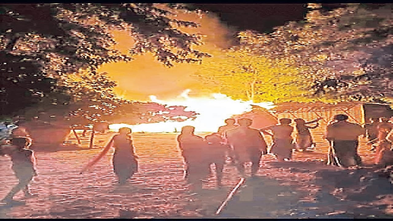 Bihar: कटिहार में युवती को उठा ले जाने लगे पूर्व मुखिया समेत 2 दर्जन बदमाश, डकैती के बाद घर में लगाई आग Bihar: कटिहार में युवती को उठा ले जाने लगे पूर्व मुखिया समेत 2 दर्जन बदमाश, डकैती के बाद घर में लगाई आग