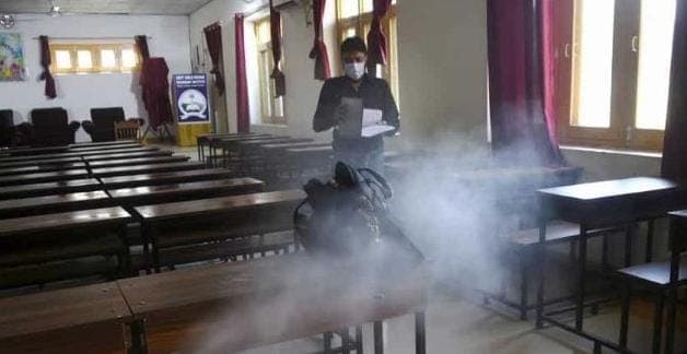 Bihar News : टूटी है सरकारी स्कूलों की बेंच, कैसे होगा कोरोना नियमों का पालन ? बिहार में School Reopening से पहले बढ़ी शिक्षा विभाग की टेंशन